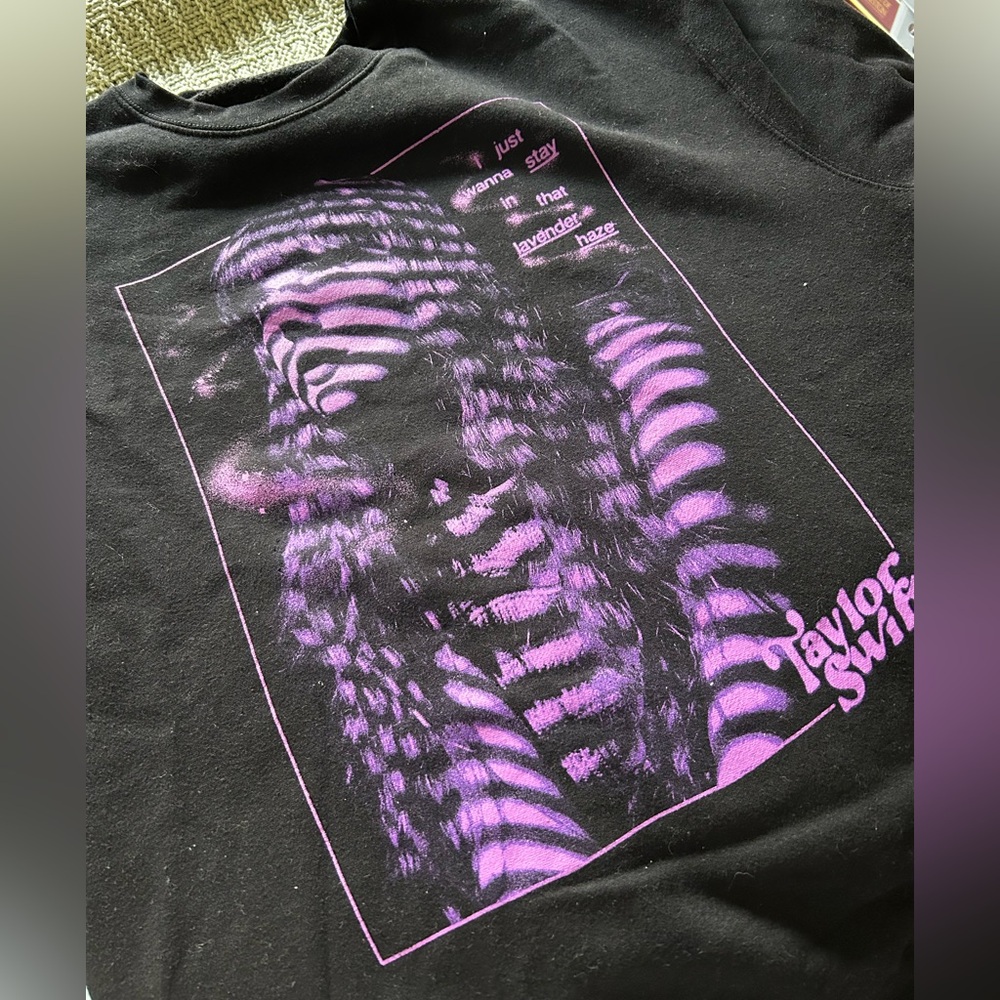 Taylor Swift Black Tour Sweatshirt - Picture 2 of 3